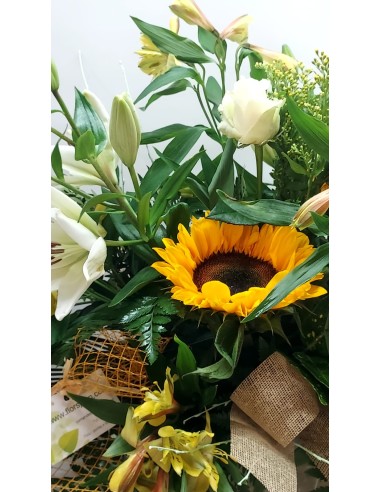 Comprar CENTRO DE FLORES AMARILLO Y BLANCO online Barcelona | Flors...